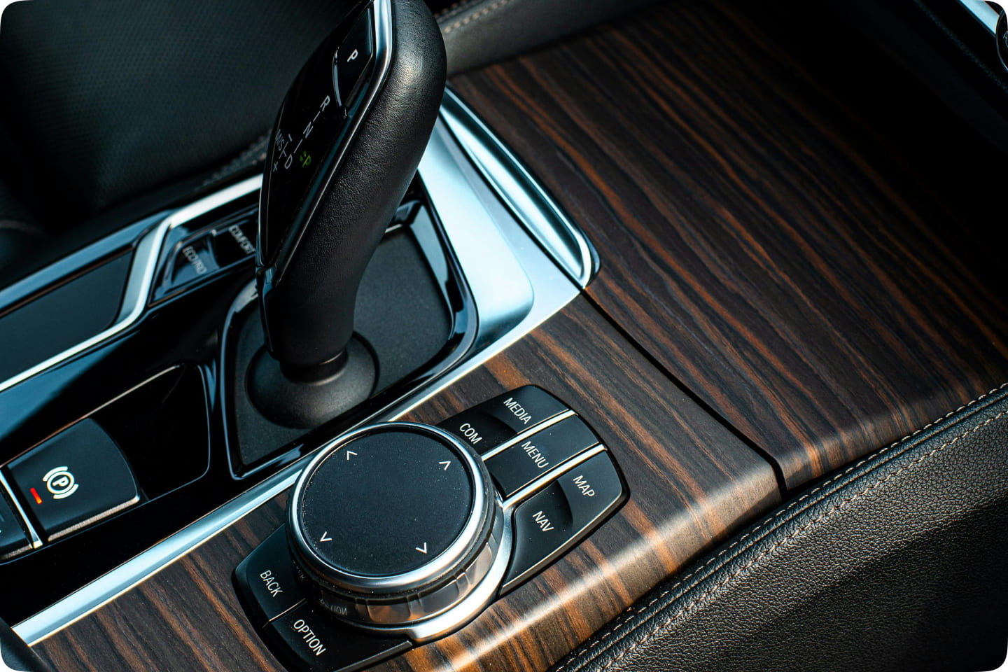 Очищення приладової панелі, догляд за салоном